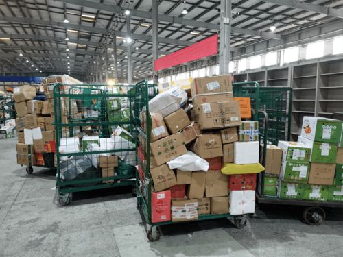 年貨開啟“春運(yùn)”模式 臘味、水果、特產(chǎn)已在路上 | 道路貨物運(yùn)輸忙不停